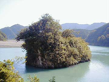 御船島（熊野川の三重県側の岸から）
