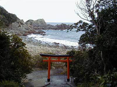 雷公神社石段から浜を振り返る