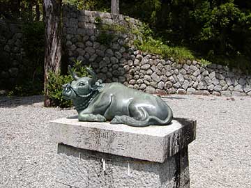 牛鼻神社牛の像