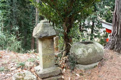 熊野神社手水石と石灯籠