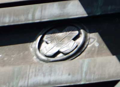 鷹見神社本殿の屋根の社紋