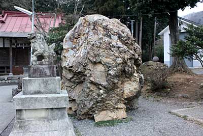 鹿島玉川神社境内の岩石