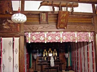 神明社拝殿内部