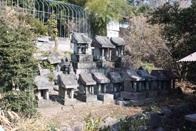 熊野神社境内の石祠