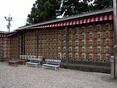 熊野神社摂社前の常夜灯群
